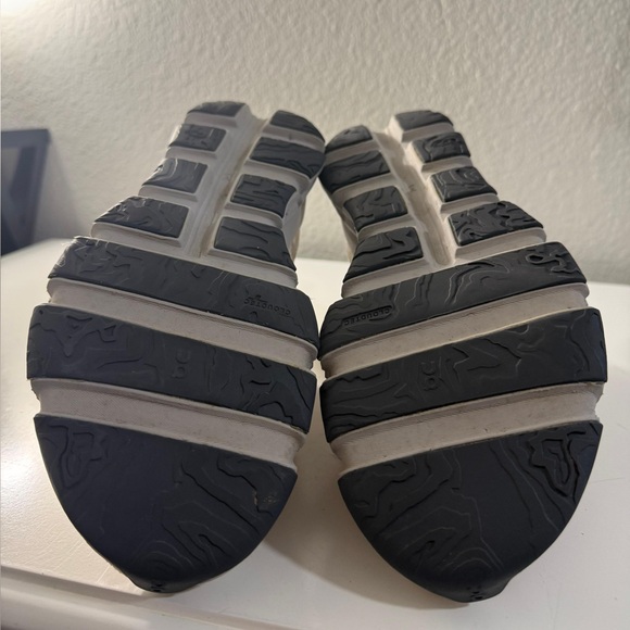 On cloudsway Stylish Women's Athletic Shoes in Tan and Gray - Picture 4 of 7